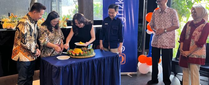 Potong Tumpeng Bersama dengan Pimpinan dan Nasabah