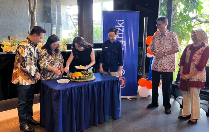 Potong Tumpeng Bersama dengan Pimpinan dan Nasabah