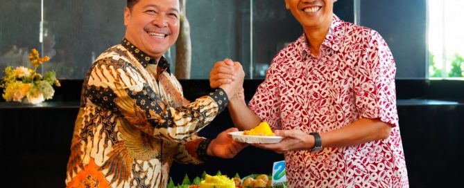 Pemberian Tumpeng oleh Komisaris Utama Kepada Nasabah