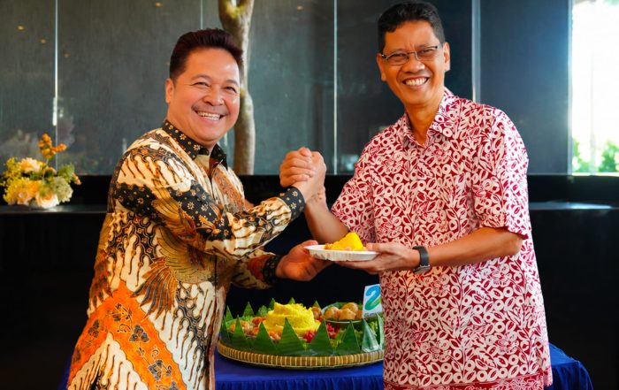 Pemberian Tumpeng oleh Komisaris Utama Kepada Nasabah