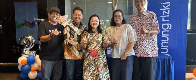Foto Bersama dengan Komisaris Utama dan Nasabah