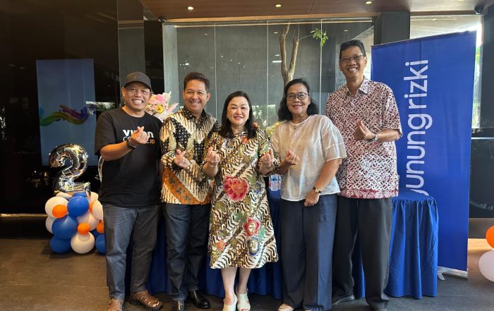 Foto Bersama dengan Komisaris Utama dan Nasabah