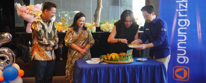 Potong Tumpeng Bersama dengan Direktur Utama dan Komisaris Utama