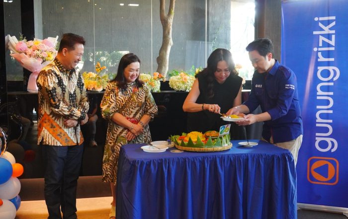 Potong Tumpeng Bersama dengan Direktur Utama dan Komisaris Utama